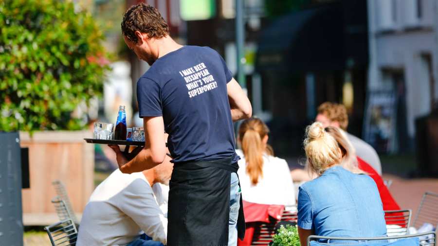 Arnhem mensen op terras