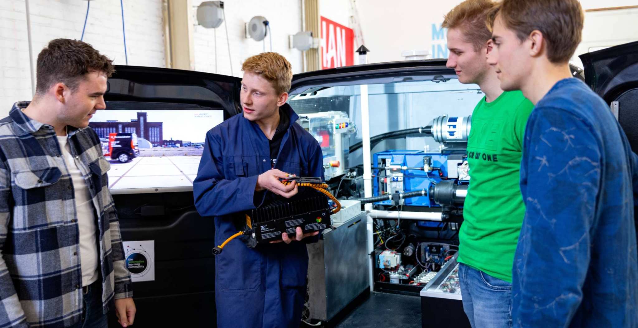 Studenten samen aan het werk aan de H2 Demonstrator