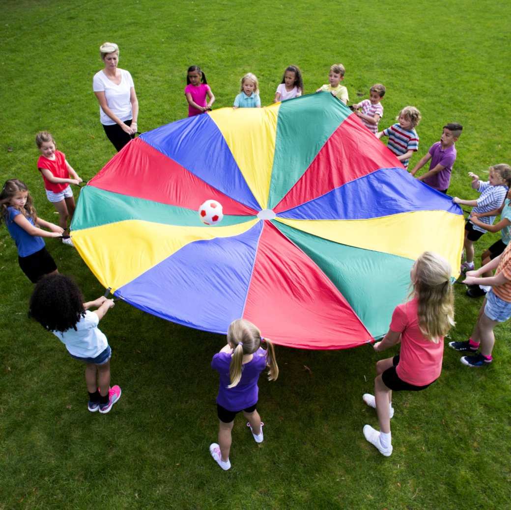 kinderen spelen een spel met een kleurrijke parachute