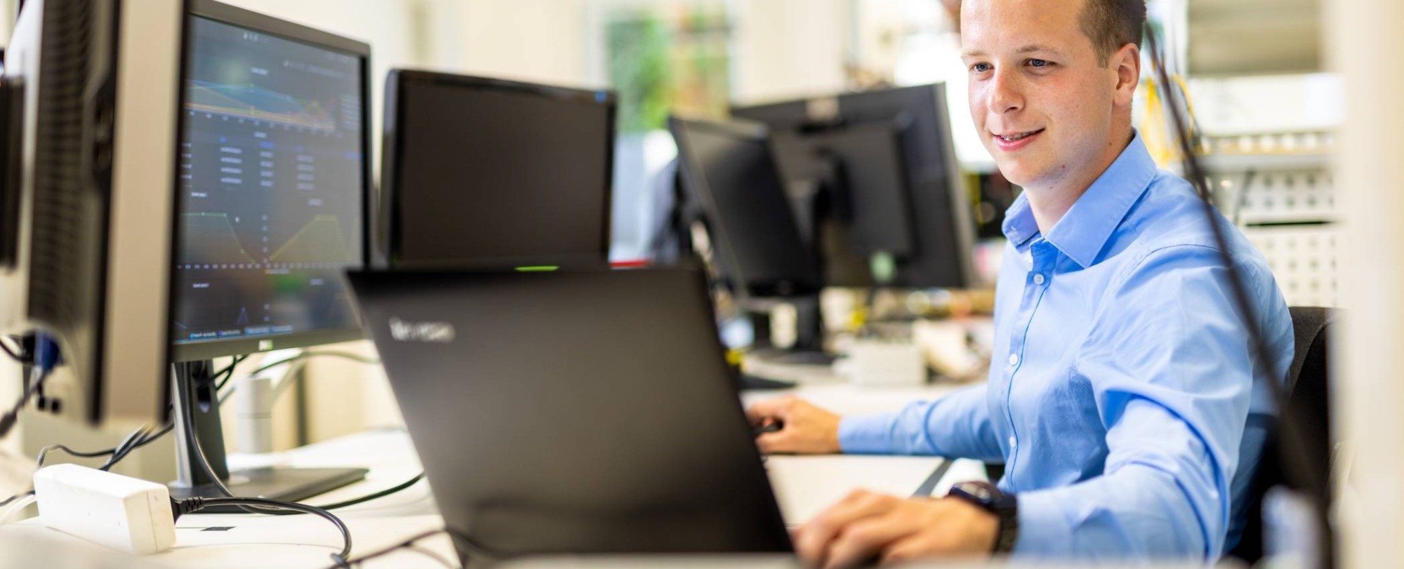 Embedded Systems Engineering student Stijn aan het werk met programmeren, metingen en berekeningen bij stagebedrijf Qirion Alliander.