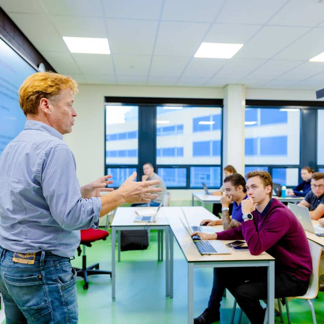 Studenten van de bachelor Commerciële Economie deeltijd, duaal in college