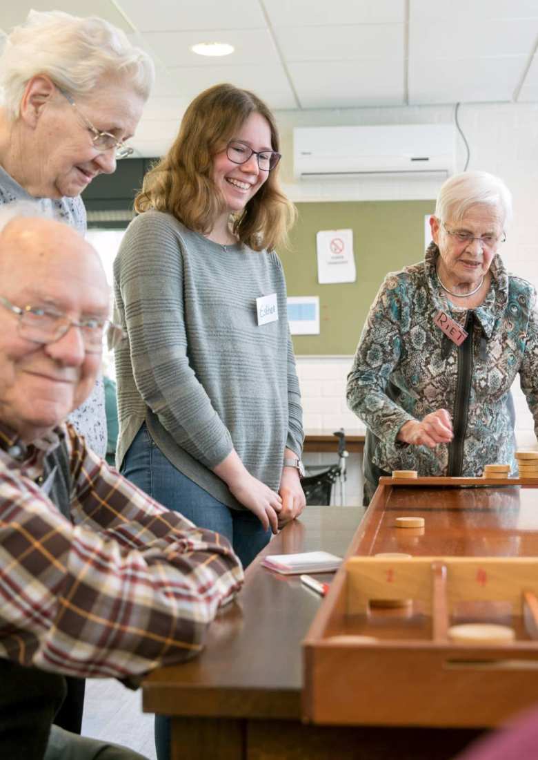 studente en wijkbewoners tijdens een activiteit