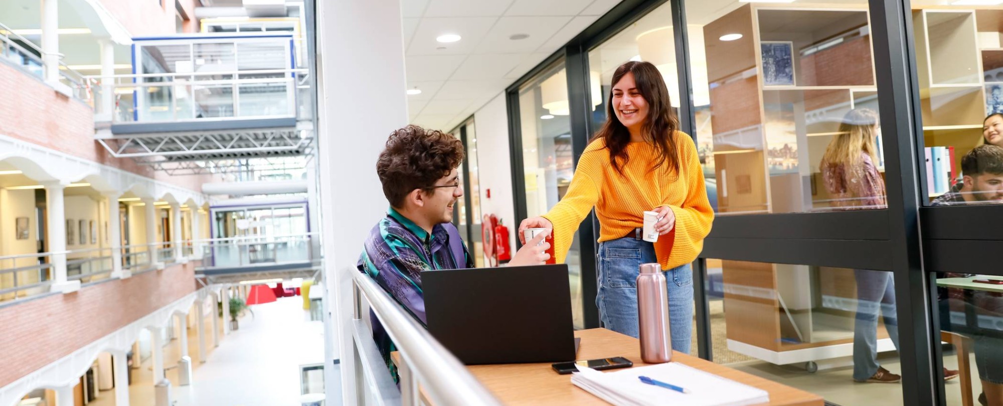 Twee studenten in gesprek met basecamp op achtergrond