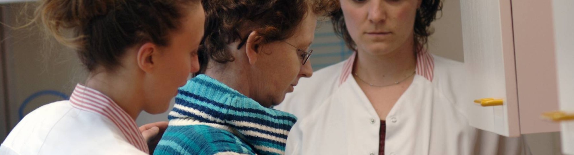 helpen vrouw met brood in broodrooster doen