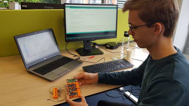 embedded systems engineering student Gert van Lagen bezig met een robot patient simulator