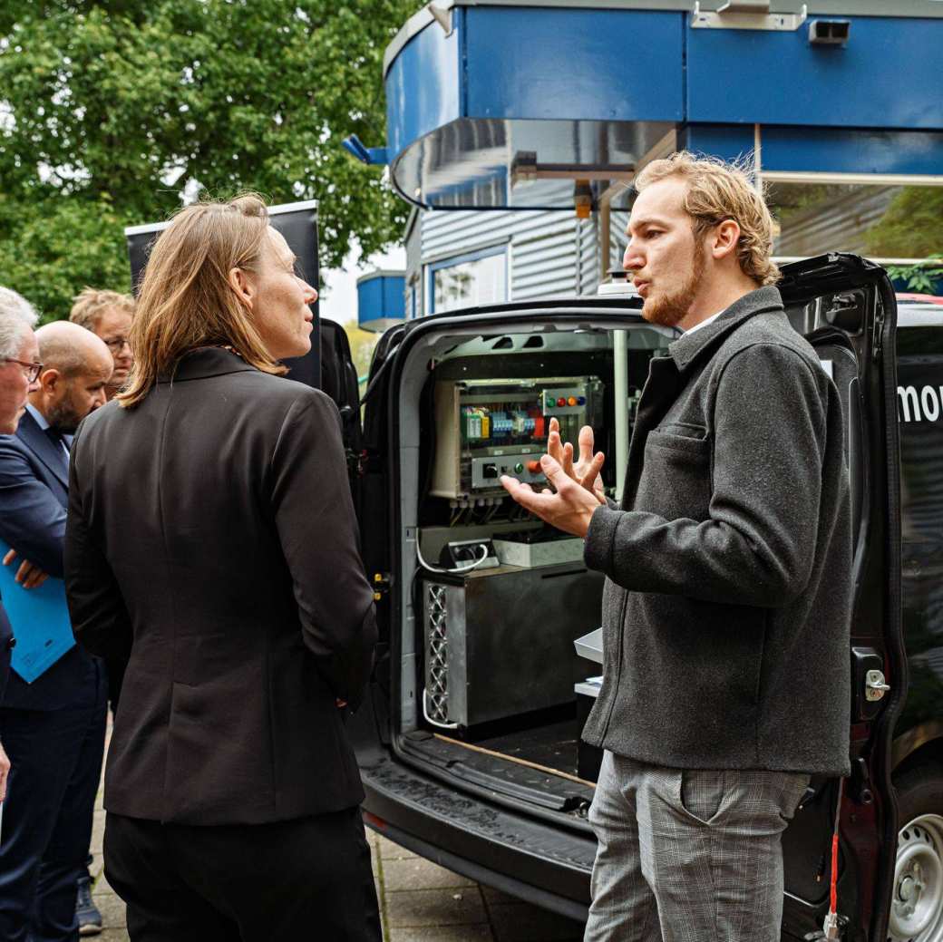 Ruben Bruins geeft uitleg over de H2 Demonstrator van de HAN aan minister Hanke Bruins Slot op 10 oktober 2022