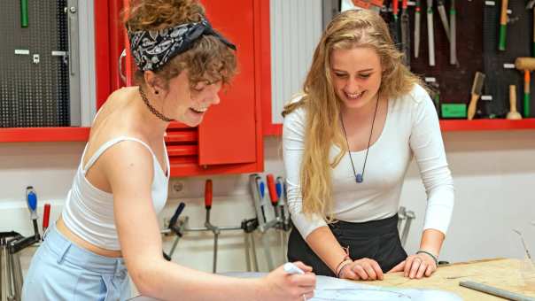 Twee studenten van de bachelor Vaktherapie treffen voorbereidingen voor houtbewerking.