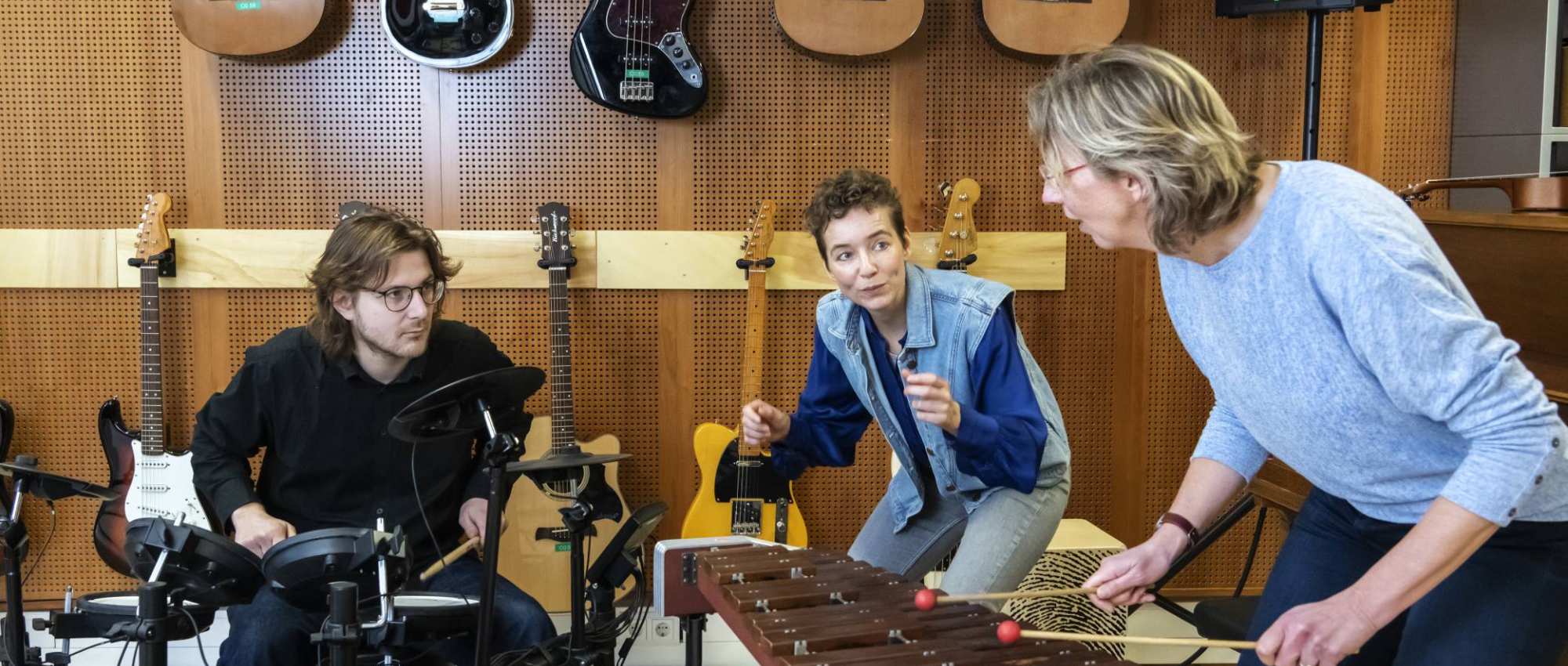 Docent en student Master Vaktherapie - Muziektherapie - maken muziek.