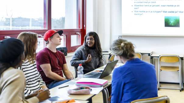 overleg tussen studenten in de klas