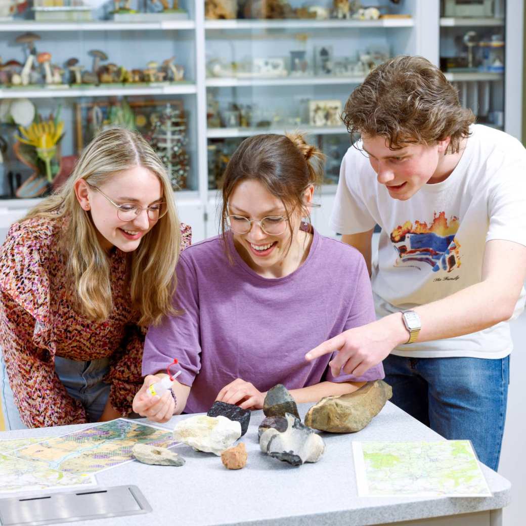 3 voltijdstudenten bij de HAN lachend aan werk.