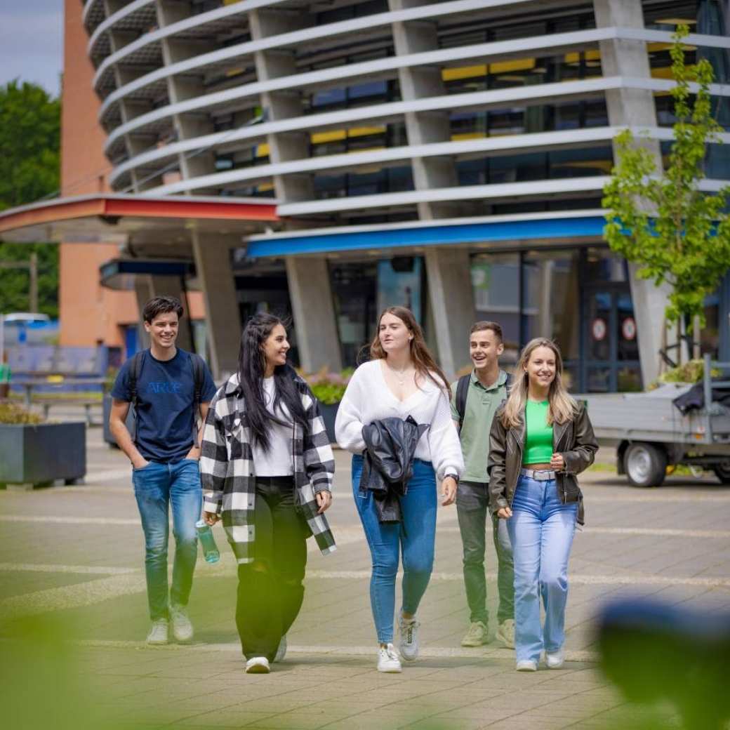 Groep Accountancy studenten voor het HAN-gebouw in Arnhem