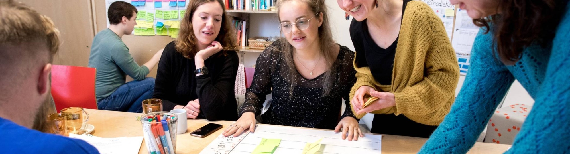 studenten werken samen aan een opdracht