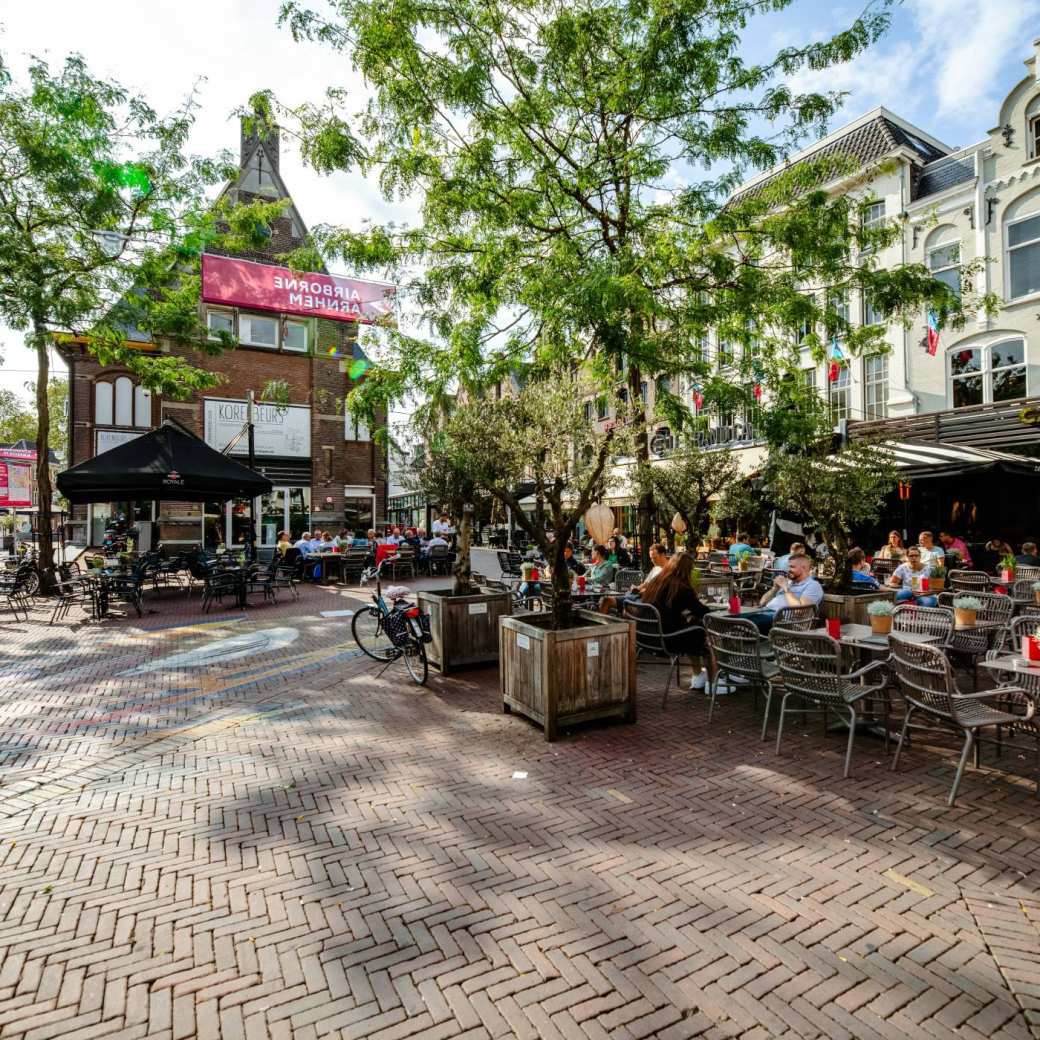 mensen op terras Korenmarkt