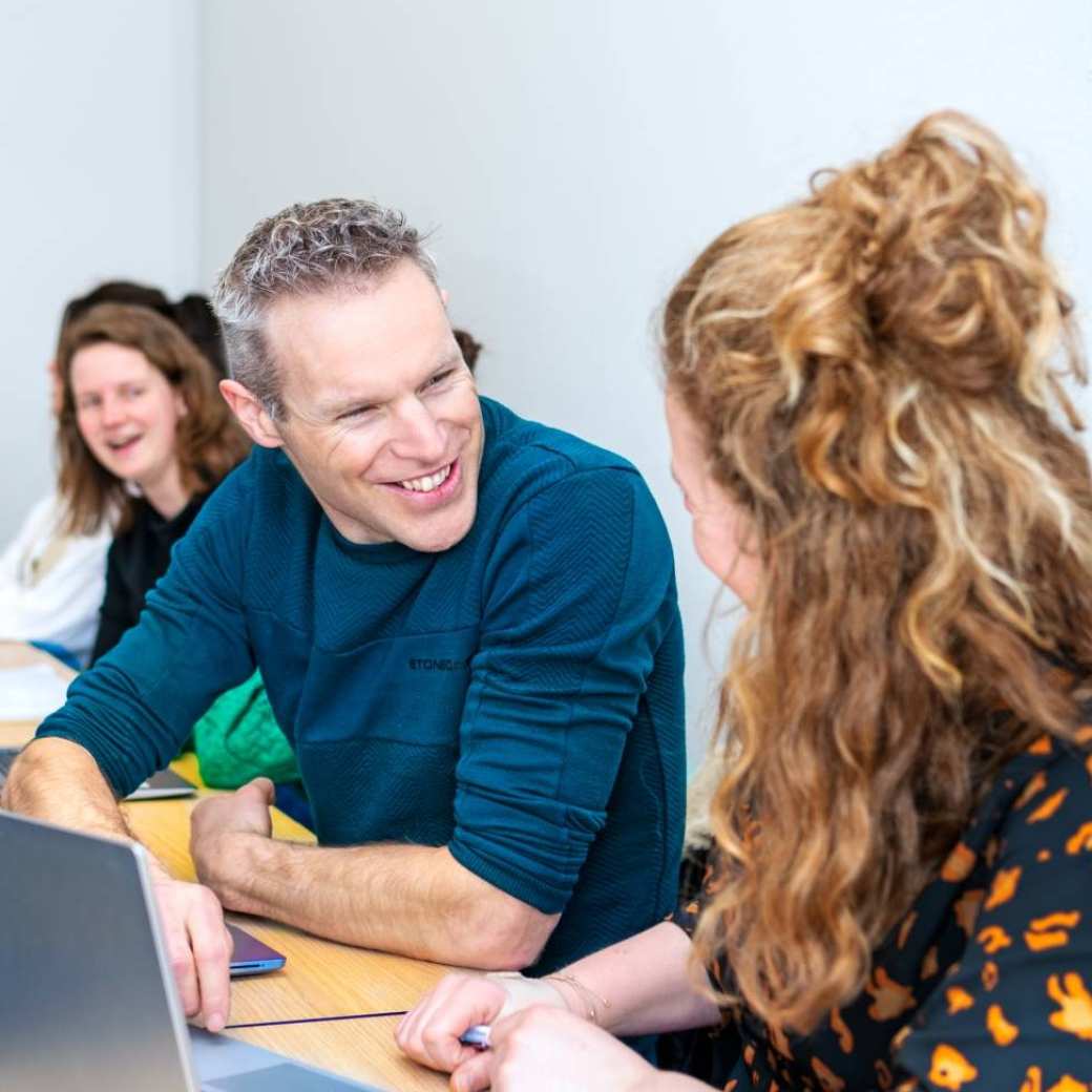 2 studenten in overleg tijdens een lessituatie.