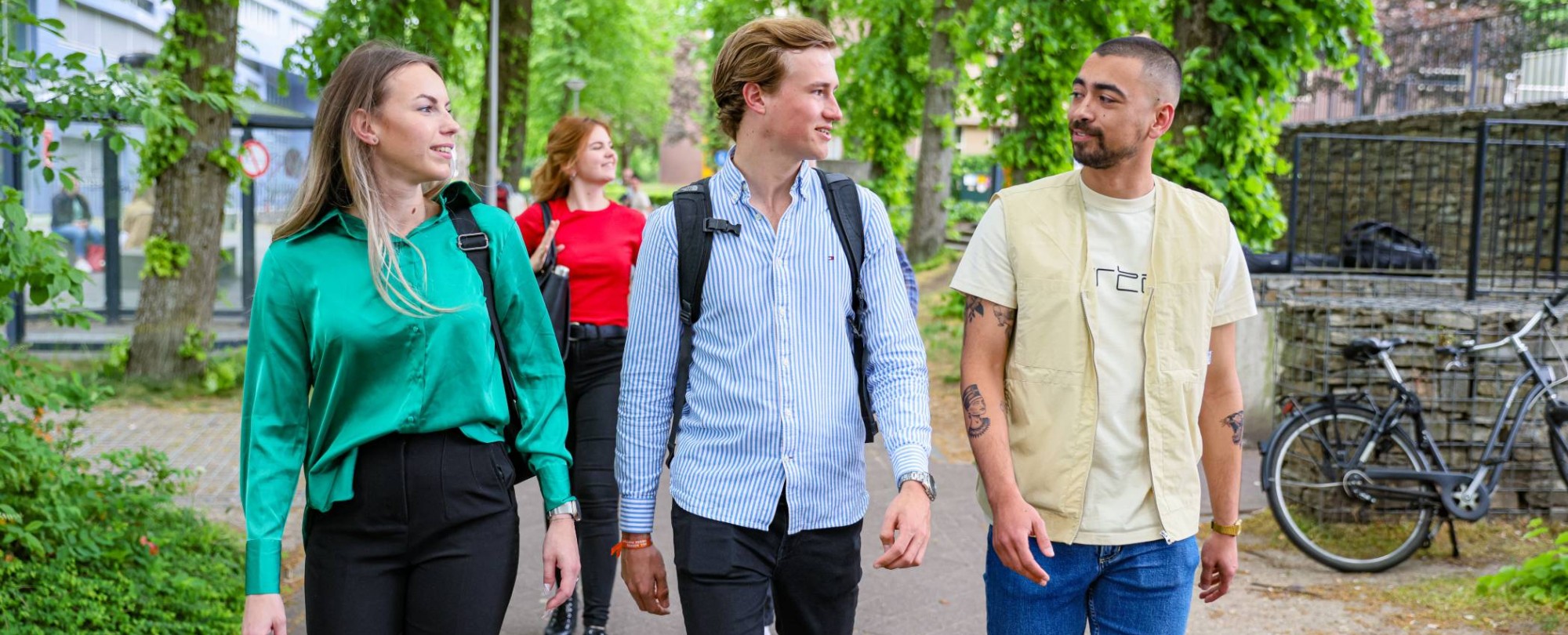 Facility Management, studenten lopen buiten