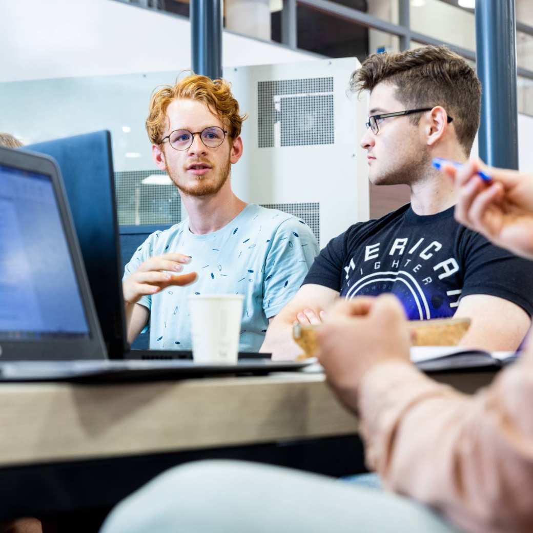 ict studenten werken op laptop