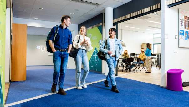 Studenten lopen in het HAN gebouw in Nijmegen