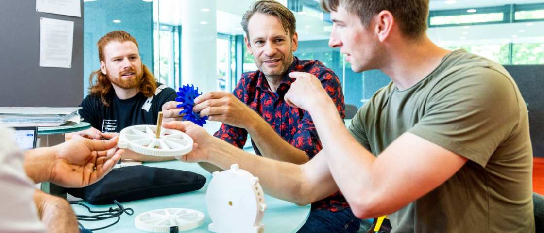 two students working with a lecturer on a project Mechanical Engineering - Werktuigbouwkunde