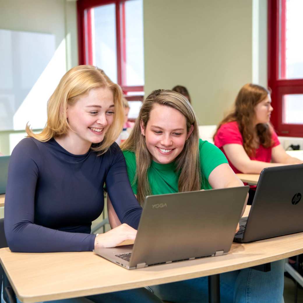 Student Verpleegkunde schrijft op een wit papier