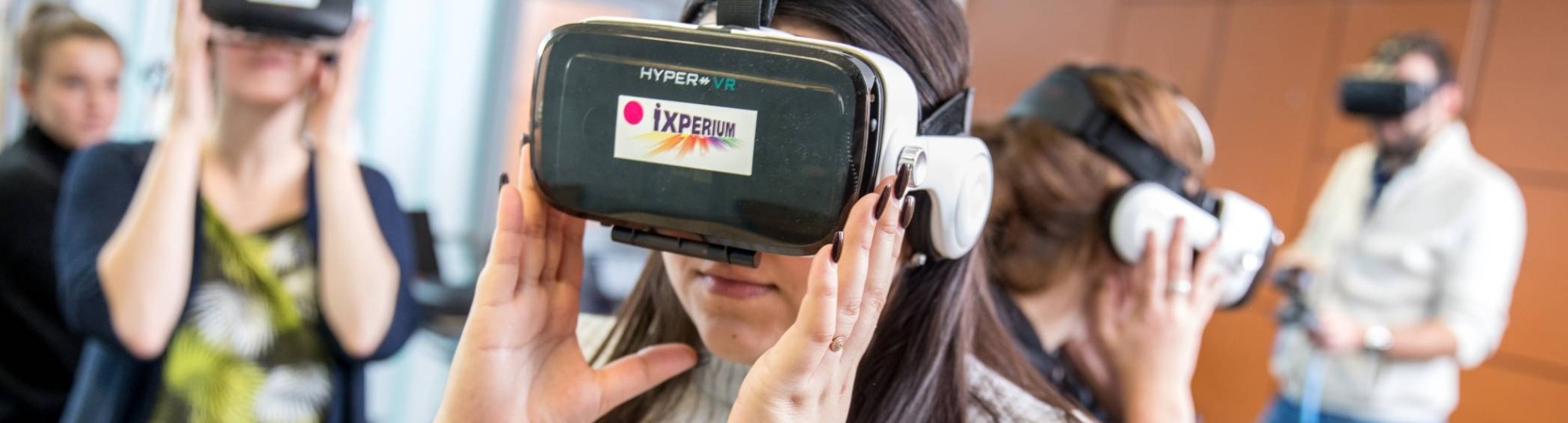 studenten met VR-bril op