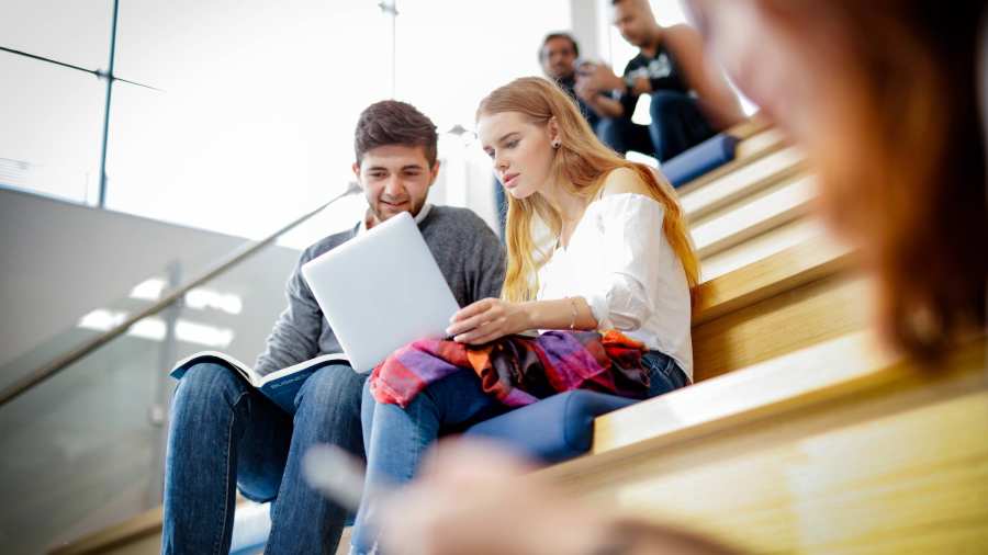 studenten overleggen met laptop