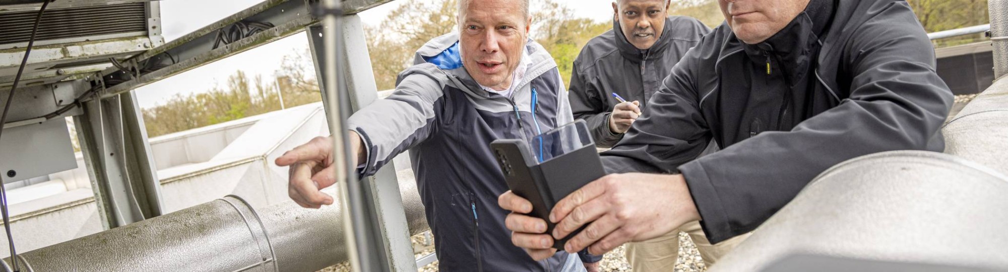 inspectie aan gebouw op het dak