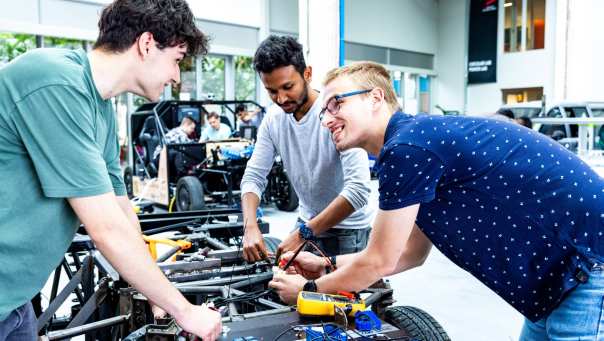 Studenten van de master Engineering Systems Automotive Systems doen metingen aan de MORE Vehicle.