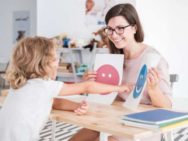 toont afbeeldingen aan jonge patiÃ«nt met autisme