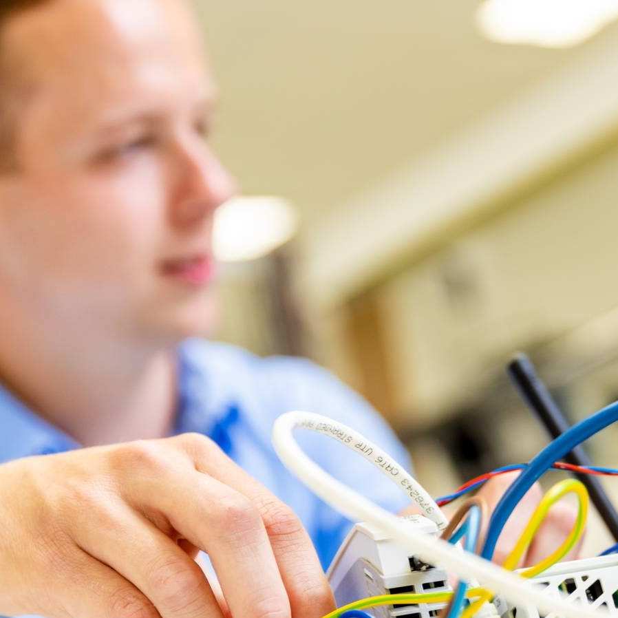 Embedded Systems Engineering afstudeerproject van Stijn, een systeem programmeren voor in middenspanningskastjes. In uitvoering bij Qirion Alliander.