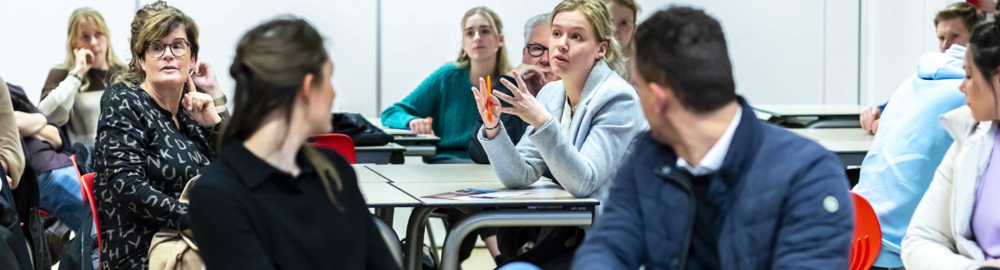 Studiekiezers en deeltijdstudenten in een les tijdens een proefstudeerdag deeltijd.