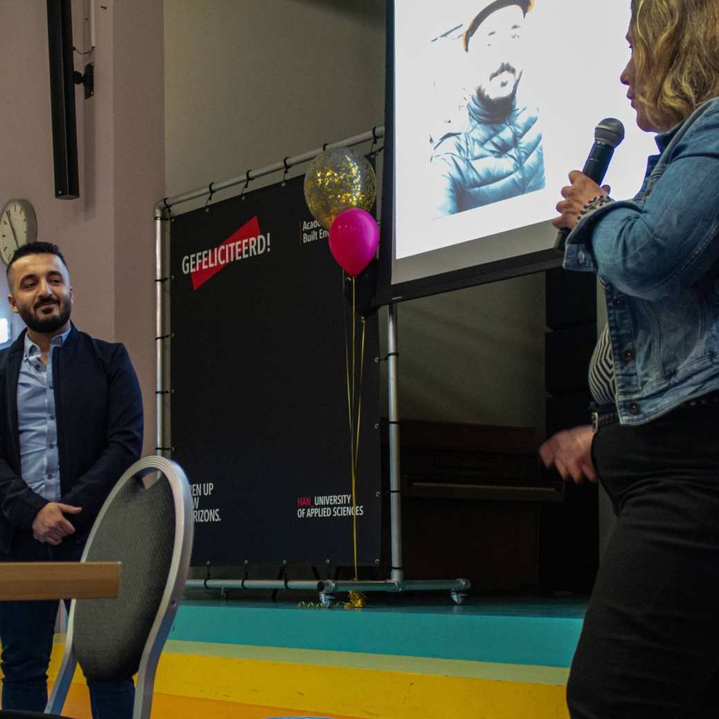 Ellen Rutgers spreekt Farhad Ali toe tijdens diploma-uitreiking