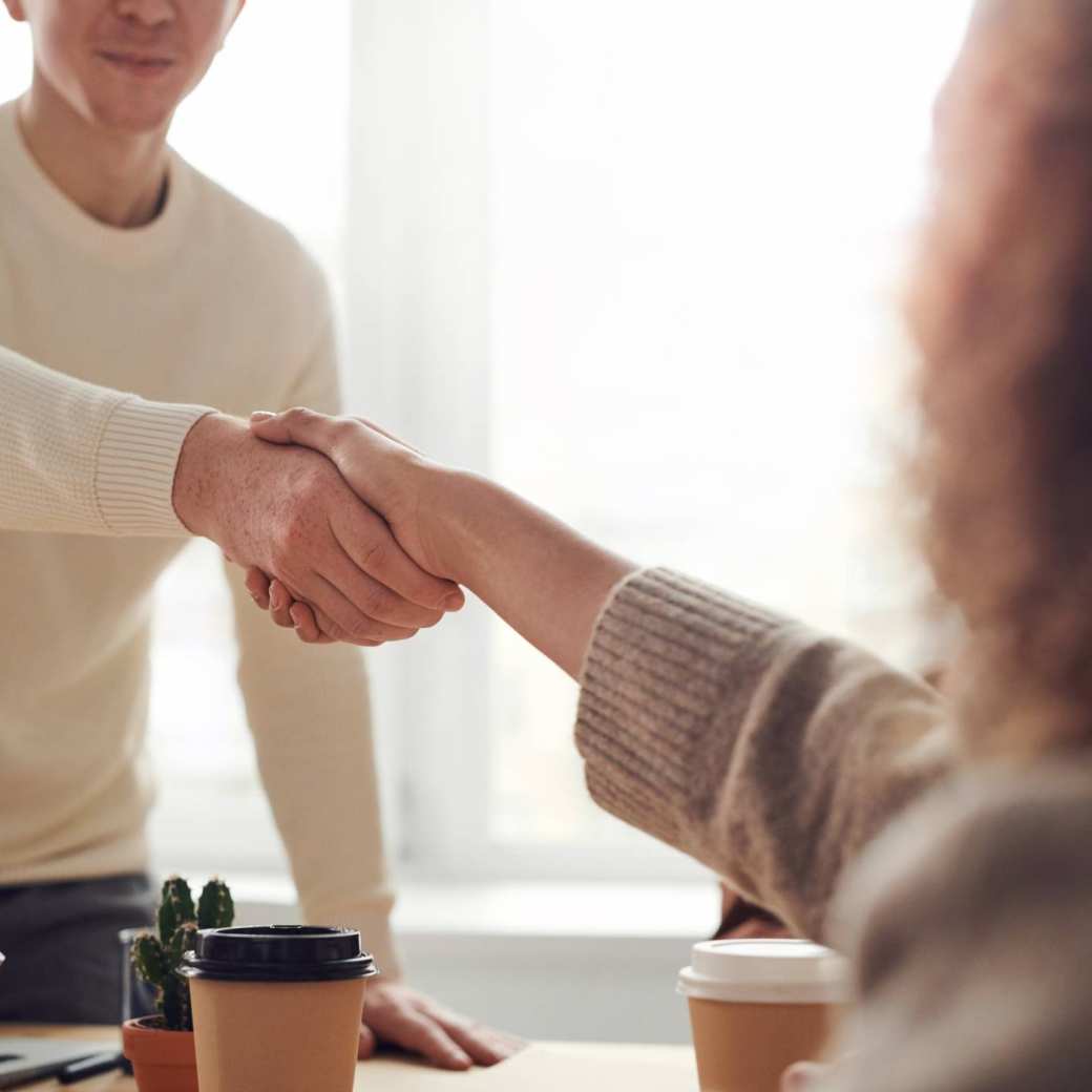 Stockfoto van twee personen die elkaar de hand schudden