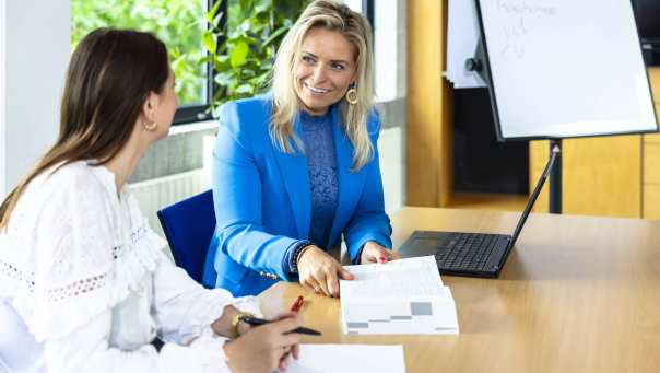 Docent legt iets uit aan student tijdens cursus