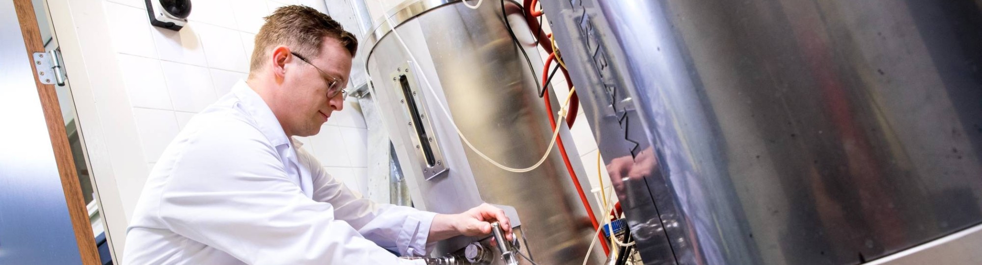 Werken met bioreactor in HAN BioCentre