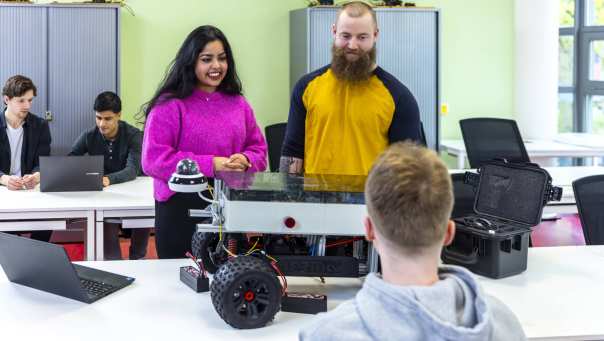 ict studenten werken aan robothardware in het ict lab