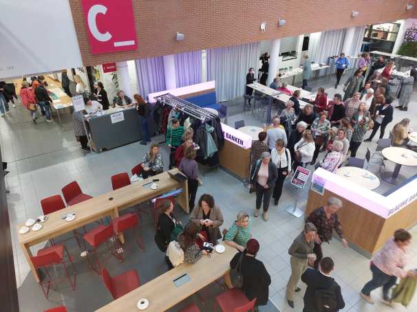 Deelnemers van het seminar Toekomstbestendige Zorg lopen richting het auditorium.