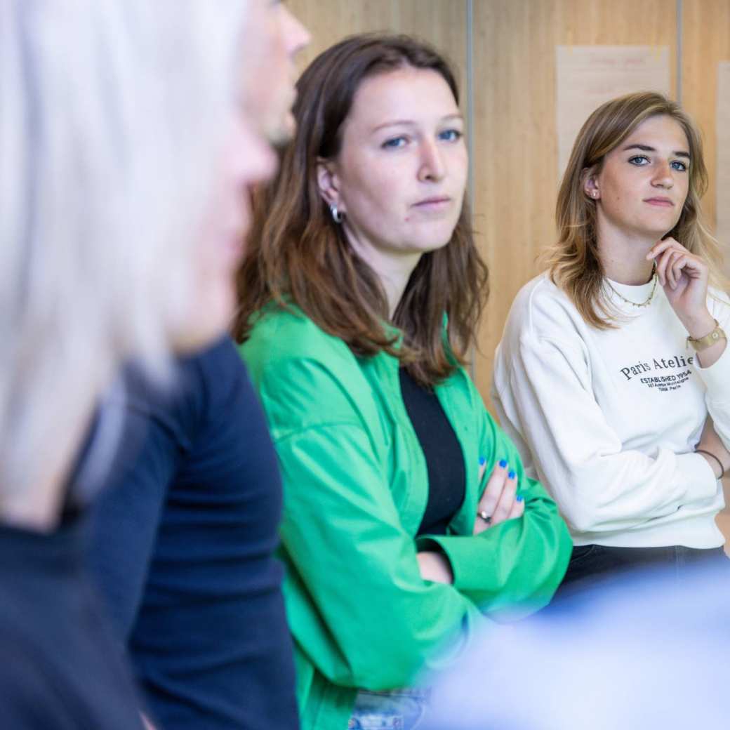 studenten luisteren naar docent in klas op papendal