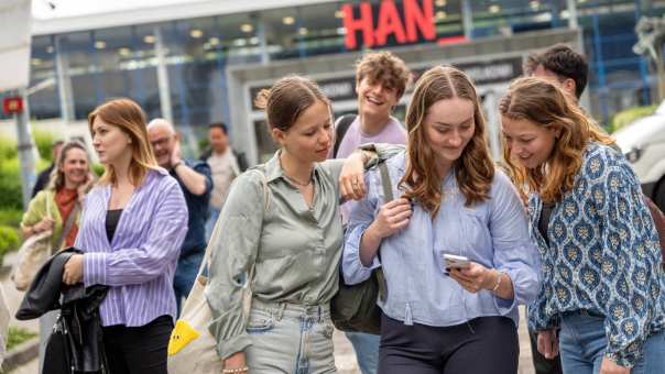 Studenten International Social Work bezoeken de Open Dag in Arnhem.