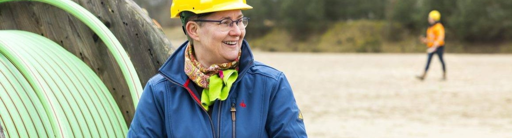 Claudia Broekema bij een rol met groene kabels. Zij is van Volandis in Harderwijk en weet alles van het Digital Skills Paspoort.