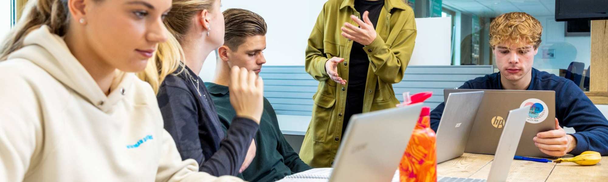 sportkunde sportqube studenten aan het werk met docent1 2023