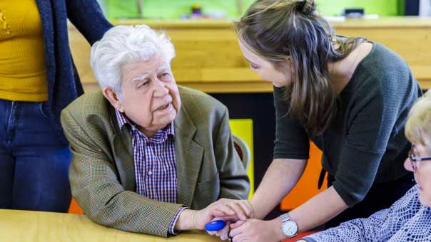 bijeenkomst wijkatelier lindenholt- man legt hand op hand student