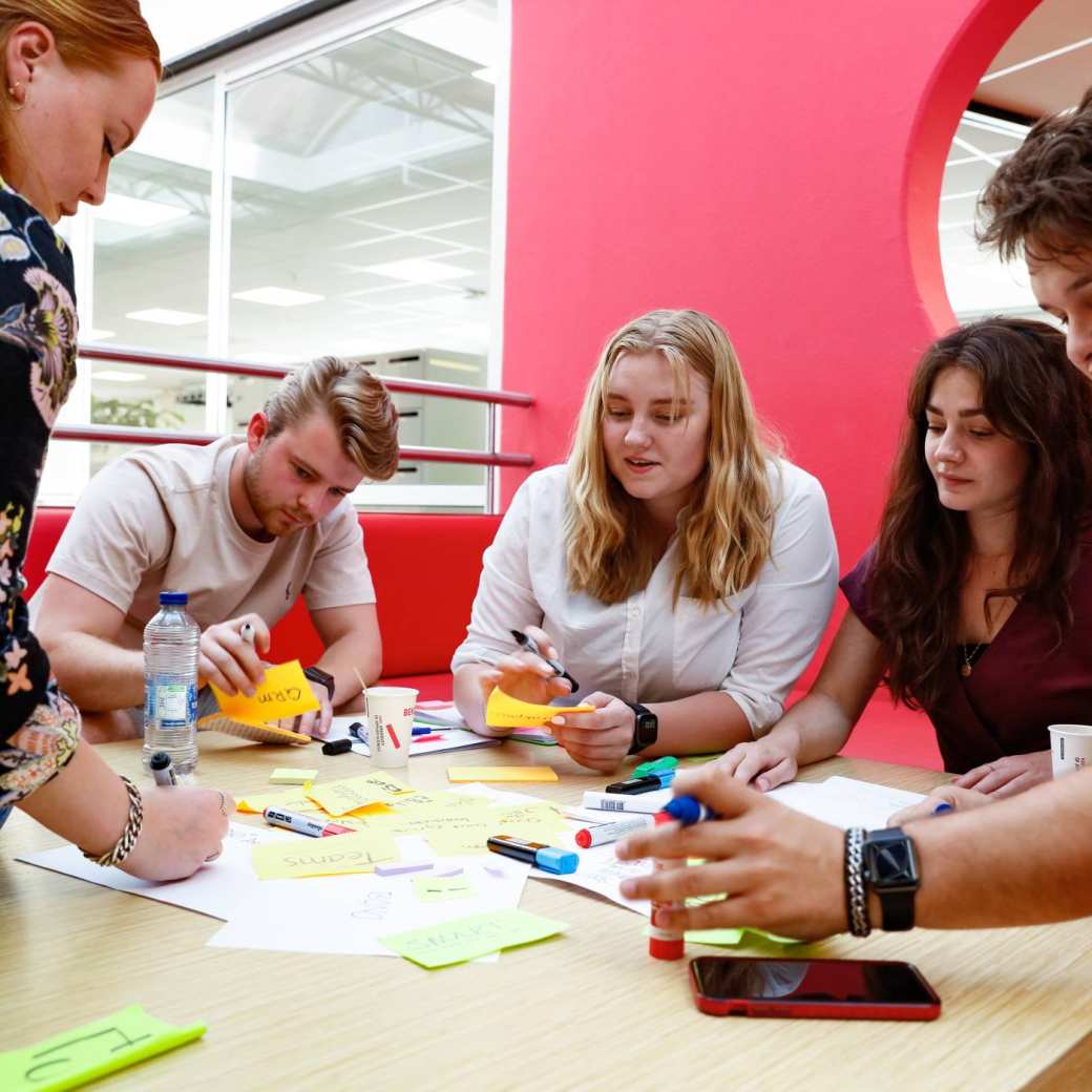 studenten groep werkoverleg man vrouw