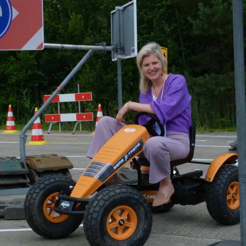 Anne de Jong op een skelter