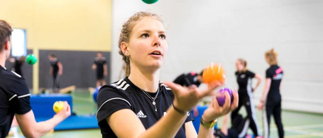 Pabo-ALO student jongleert in gymzaal