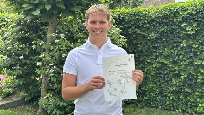 Guus Roos studeert Technische Bedrijfskunde aan de HAN en toont met trots zijn behaalde certificaat in wiskunde B op pre-universitair niveau.