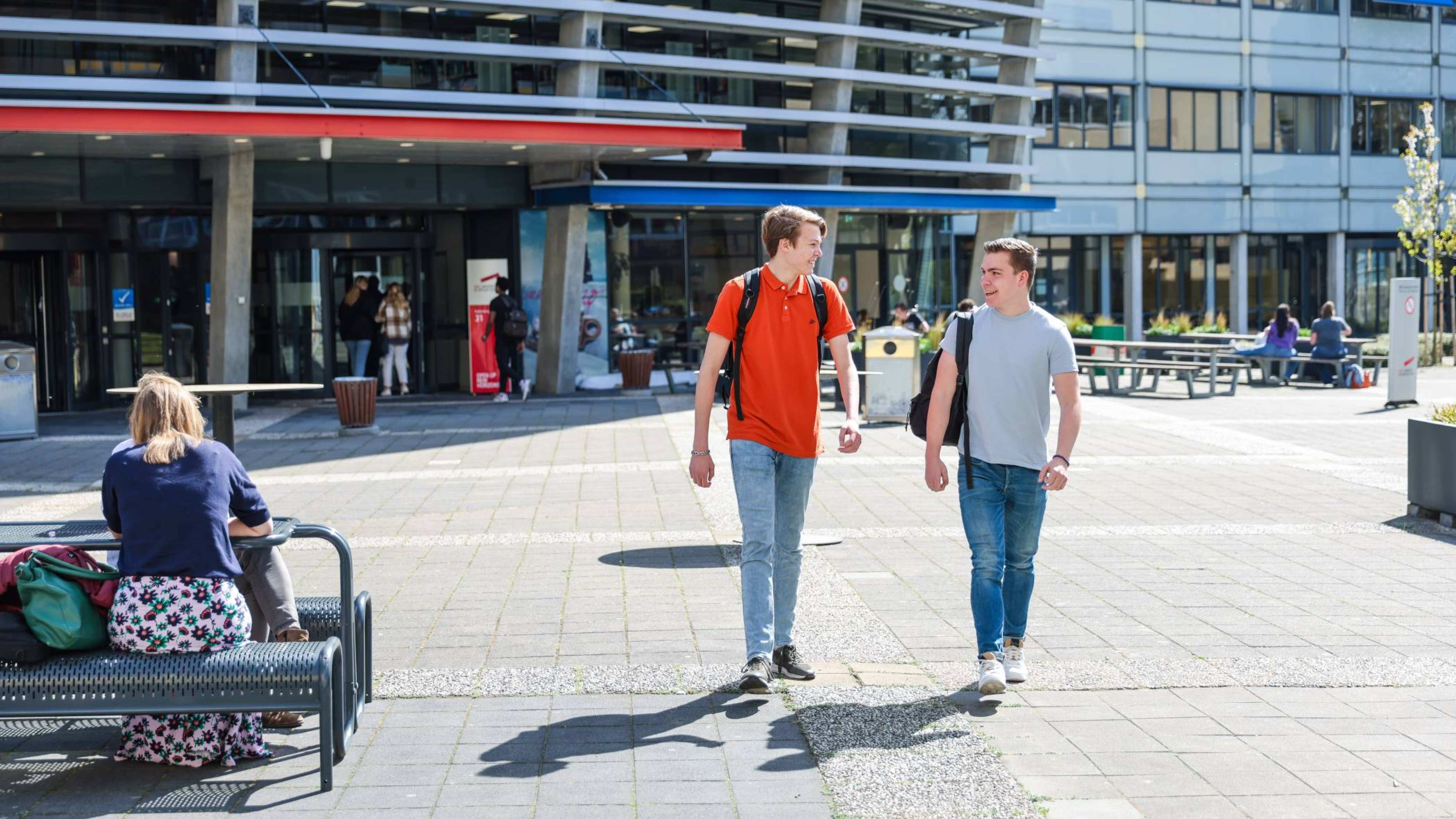 Logistics Management voltijd, foto 8504, studenten lopen buiten op het plein in Arnhem