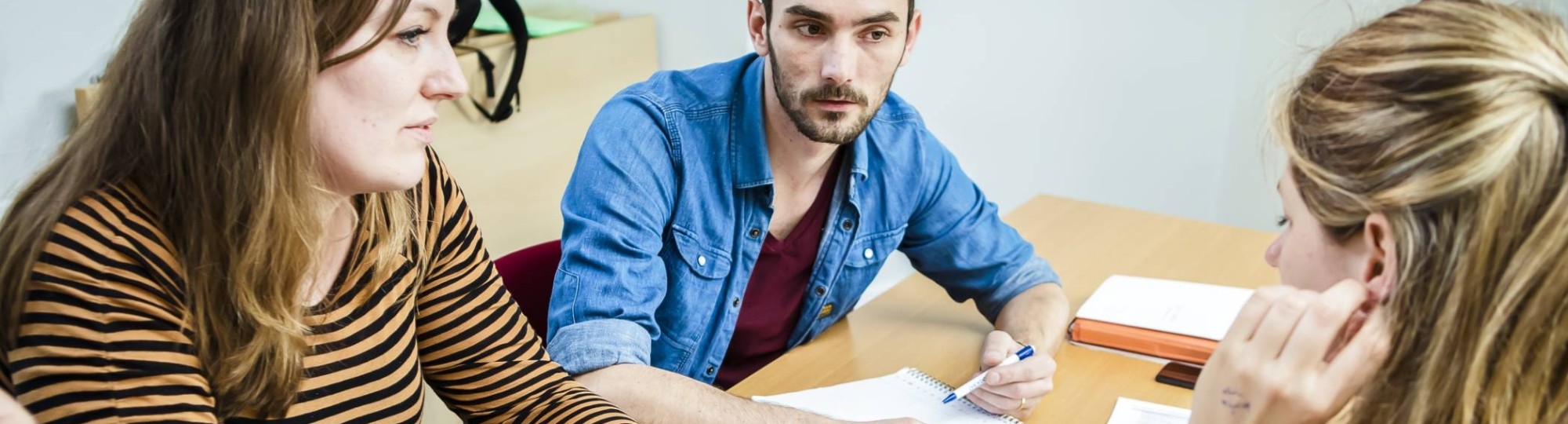 3 studenten Social Work zijn in gesprek over de bijdrage aan het onderwijs van het lectoraat Onbegrepen gedrag, Zorg en Samenleving.