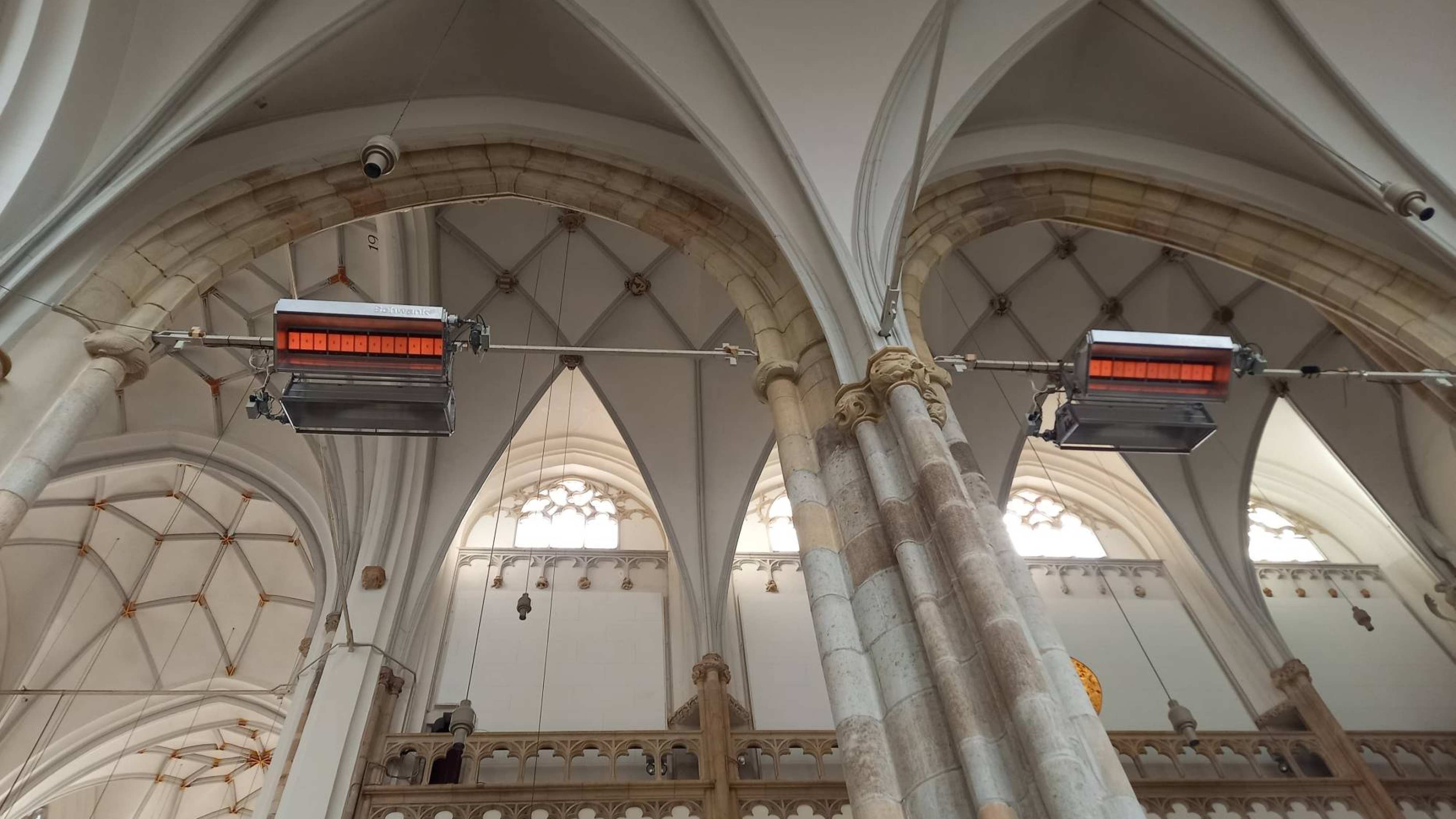 Afbeelding van de huidige gasverwarmers in de Eusebiuskerk