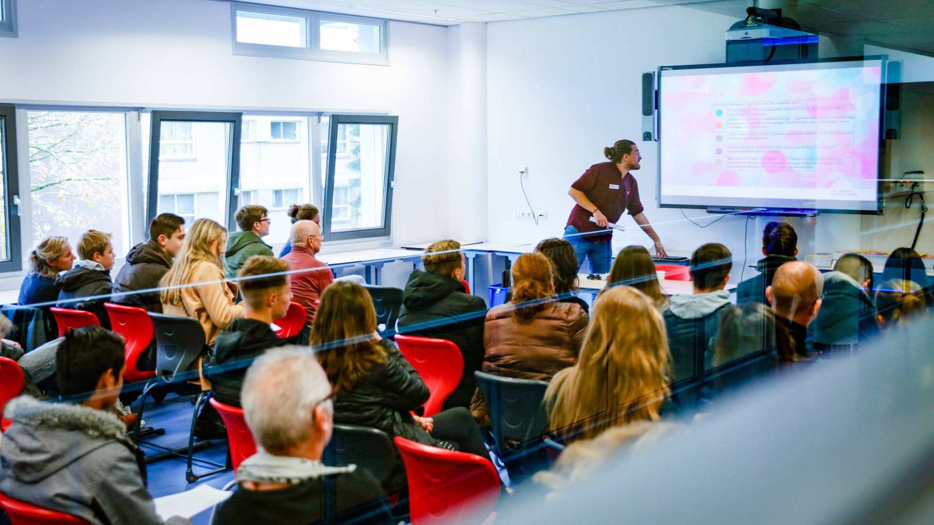 tijdens Open Dag door docent met ouders en leerlingen in lokaal