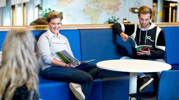 Studenten HAN Pabo Arnhem lezen boek en lachen.